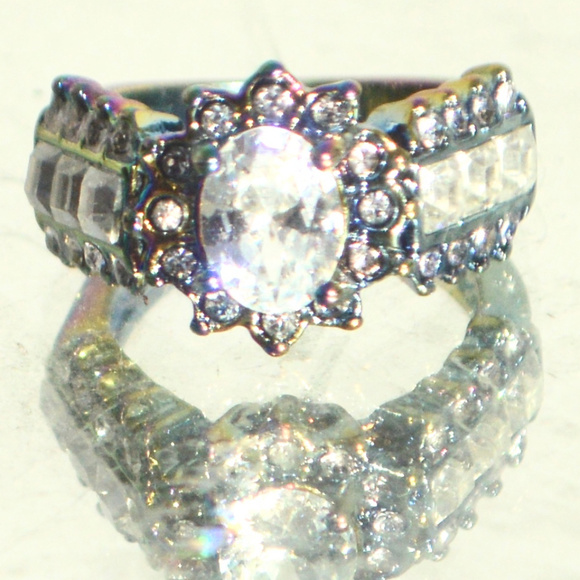 Jewelry - Glittery White Topaz 18k Gold Ring Rainbow Size 6